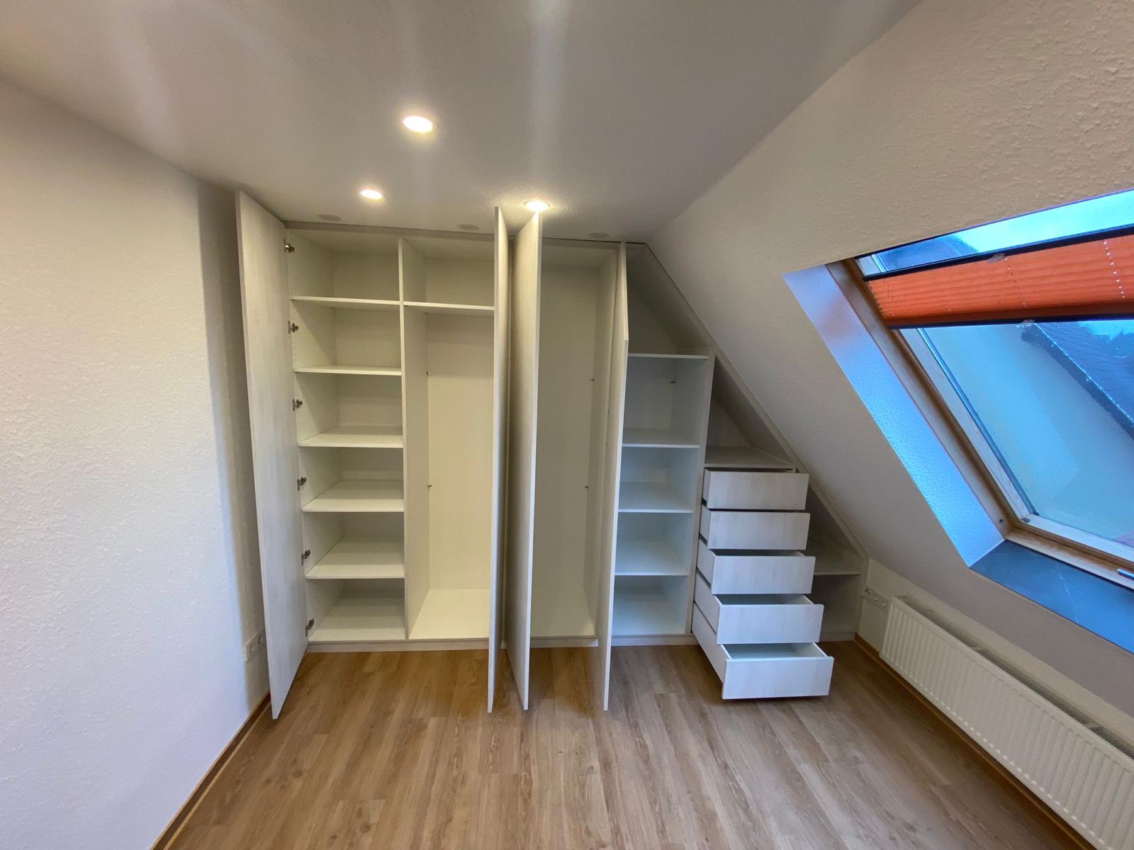 Weisser Einbauschrank mit offenen Türen, Regalen und Schubladen unter Dachschräge