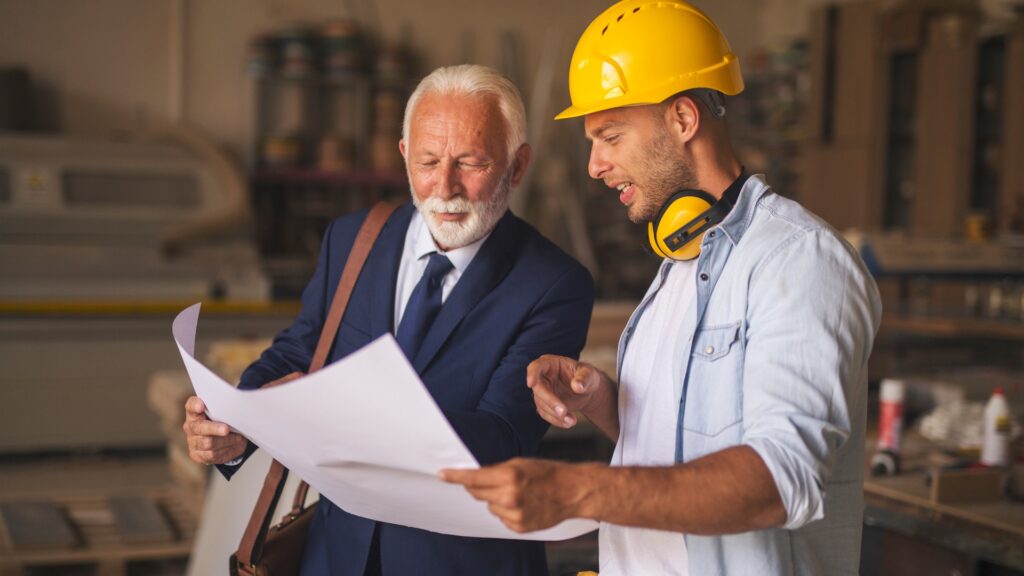 Carpenter zeigt Senior-Kundenprojekt-Schema