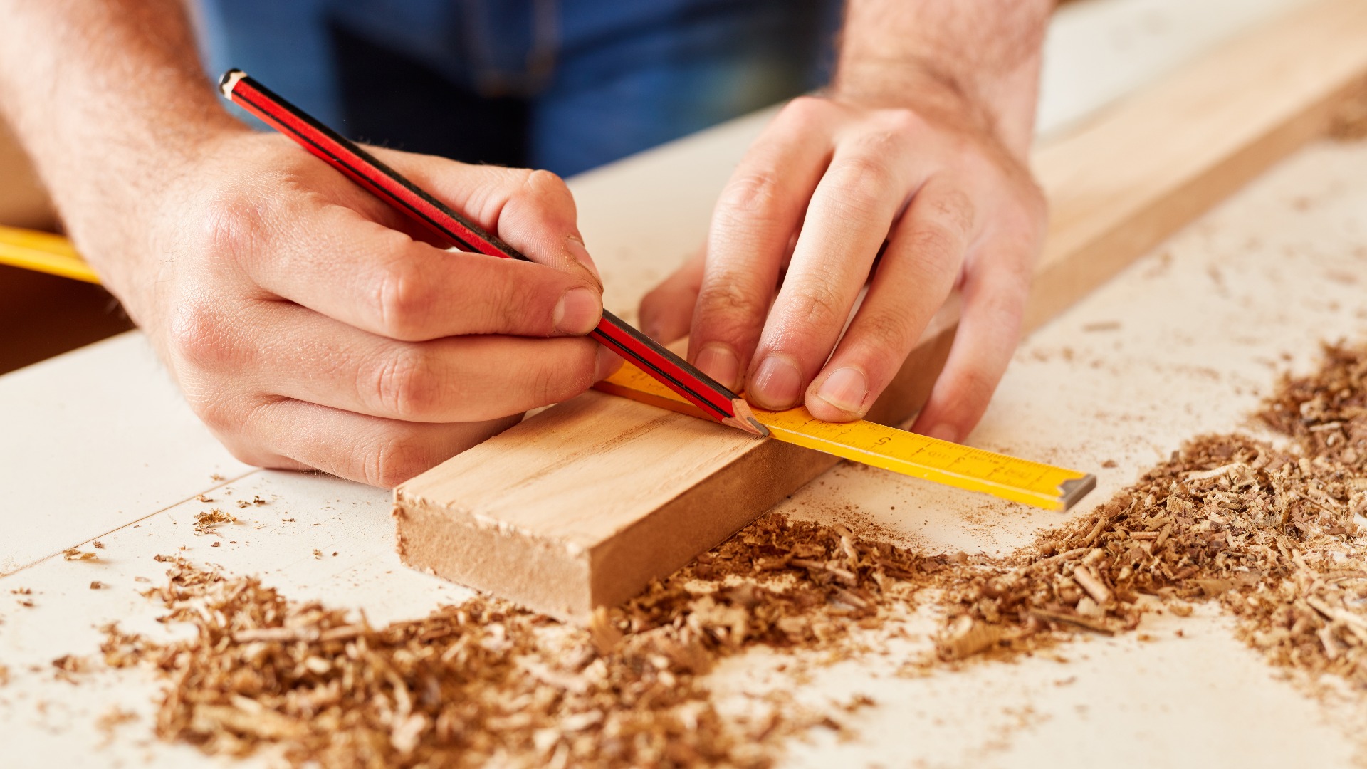 Handwerker mit Zollstock und Bleistift