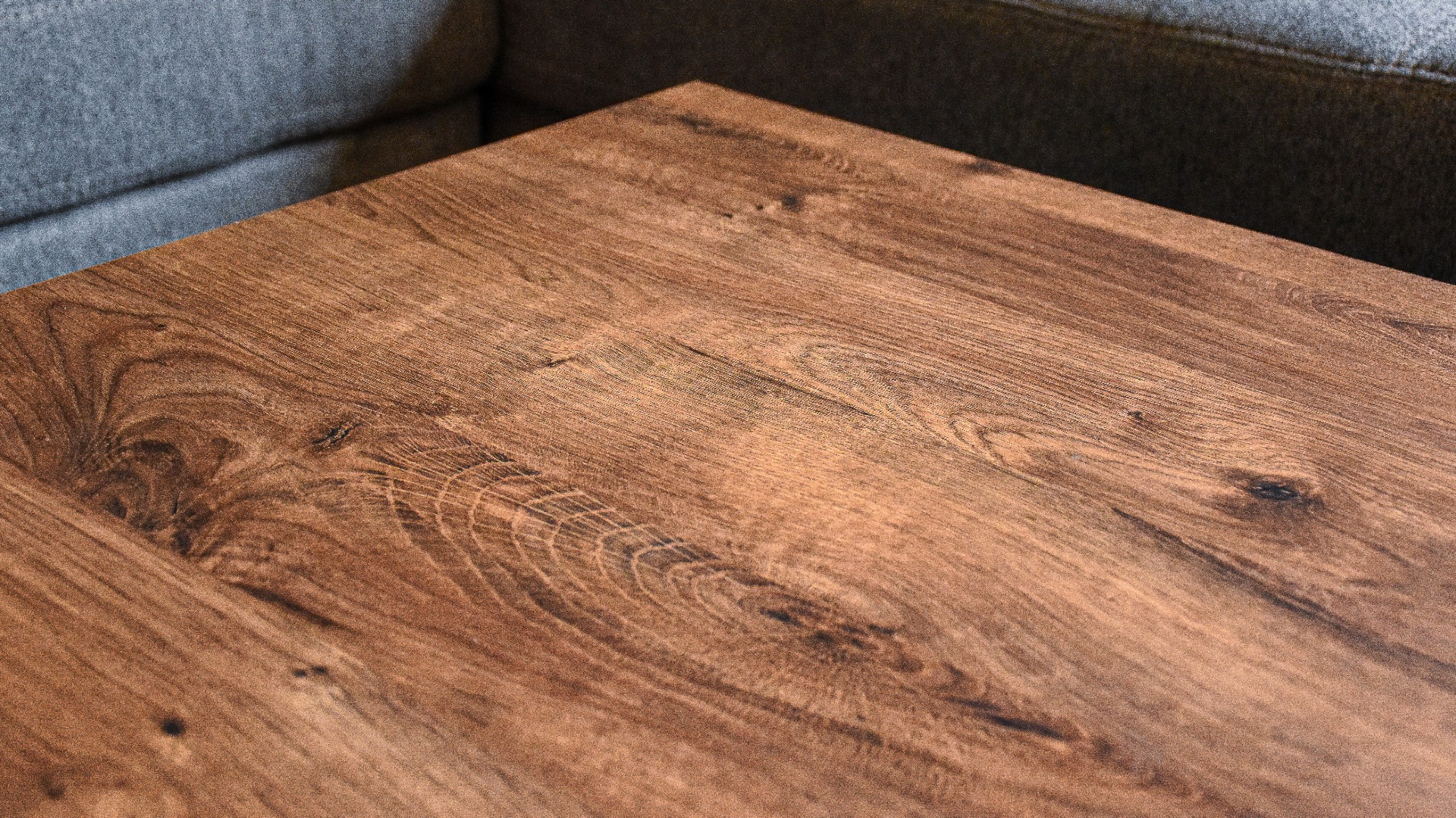 Leerer brauner Holztisch. Küchentisch aus Massivholz mit Maserung in der Küche