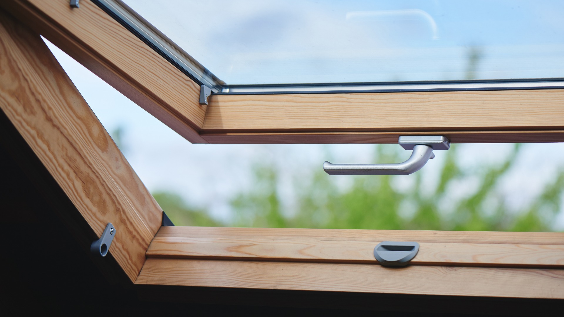 Offenes Holzfenster mit silbernem Griff