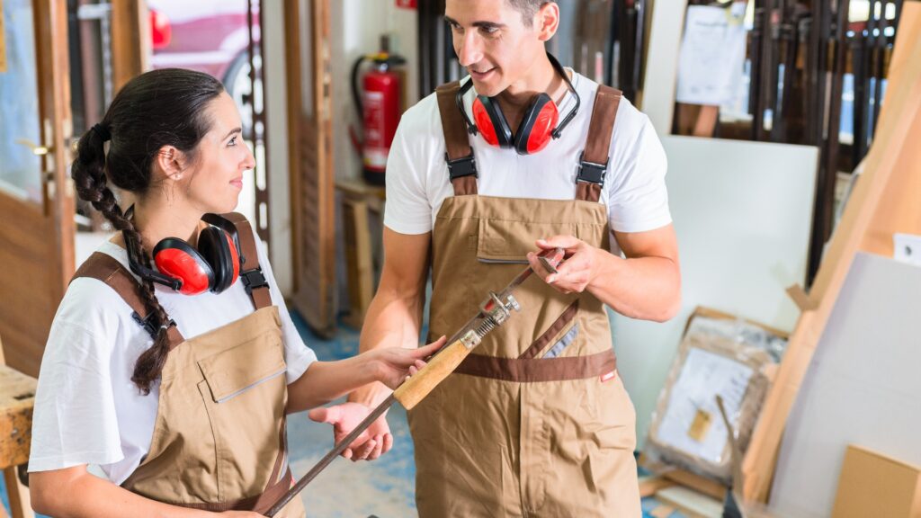 Team von Zimmerleuten vergleicht Werkstücke
