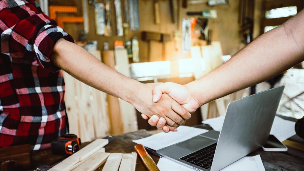 Unternehmen und erfolgreicher Handschlag nach erfolgreichem Geschäft und Teamwork von Schreiner und Architekt Konzept